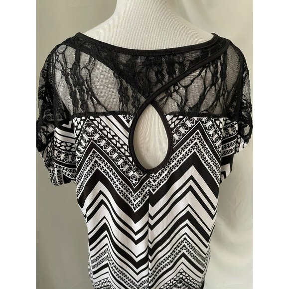 Tutta Bella Maternity Black/White Chevron Print Lace Keyhole Back Blouse - 1X - Picture 7 of 12